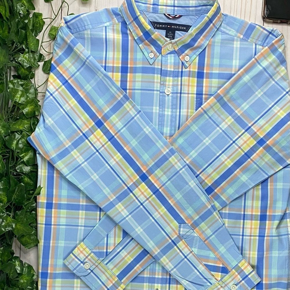 You men’s Tommy Hilfiger button down shirt
